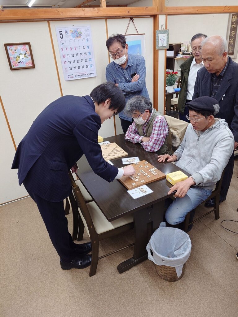 三枚堂達也七段in日本将棋連盟白石支部